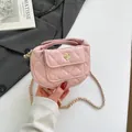 Gewatteerde lichtroze mini-handtas met gouden camelia sluiting en ketting riem - Lichtroze