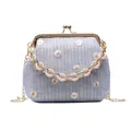 Borsa a tracolla in paglia con ricamo a margherite e chiusura a scatto vintage dorata - Blu