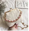 Borsa in paglia beige con ricamo a margherita e tracolla a catena dorata - Bianco