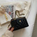 Elegante zwarte gewatteerde leren tas met gouden bloemgesp en ketting schouderriem - Groot / Zwart (Groot)