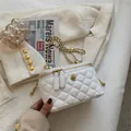 Witte gewatteerde crossbodytas met gouden bloem en lederen ketting op tweed achtergrond - Groot / Wit (Groot)