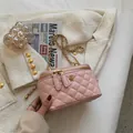 Gevoerde roze mini crossbodytas met gouden ketting en elegant bloemenlogo - Groot / Roze (Groot)