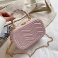 Bolso tipo caja rosa con acolchado en V, cadena dorada y asa trenzada sobre blazer - Diseño Chevron (Estilo 2) / Rosa