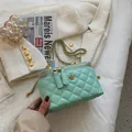 Gewatteerde mintgroene crossbody tas met gouden camelia sluiting en metalen ketting - Groot / Groen (Groot)