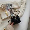 Elegante zwarte gewatteerde crossbodytas met gouden bloemendetails en ketting - Zwart (Klein)