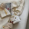 Elegante witte gewatteerde crossbodytas met gouden ketting en bloemaccent - Wit (Klein)