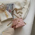Roze gewatteerde mini crossbodytas van leer met gouden ketting en camelia hanger - Roze (Klein)