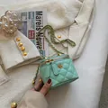 Mintgroene mini gewatteerde tas met gouden camellia decoratie en schouderriem ketting - Groen (Klein)