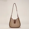 Minimalistische beige en donkerbruine leren crossbodytas met gebogen halve maan ontwerp - Khaki