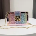 Bolso caja con lentejuelas arcoíris con correa de cadena dorada y cierre metálico - Multicolor