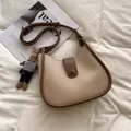 Chique beige schoudertas met bruine bies en een schattige pluche konijnenhanger - Khaki met Konijnenhanger