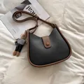 Minimalistische zwart-bruine crossbodytas met een schattige berenhanger voor dames - Zwart met Konijnenhanger
