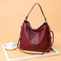 Borsa hobo bordeaux in pelle martellata con doppi dettagli zip e tracolla regolabile - Borgogna