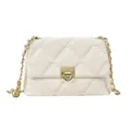 Bolso bandolera crema acolchado con cadena dorada y detalle de bola en vista frontal - Estilo de Hebilla Cuadrada con Bola Dorada / Blanco Tipo 2