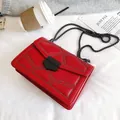 Borsa a tracolla rossa con borchie nere, chiusura opaca e catena grossolana - Rosso