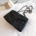 Borsa a tracolla nera con borchie argento e fibbia in metallo su pelle opaca - Nero