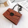 Borsa a tracolla marrone in ecopelle con rivetti geometrici e catena metallica - Marrone