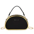 Modieuze zwarte halve maan crossbody tas met gouden hardware en ketting - Zwart