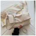 Bolso bandolera de piel acolchada color crema con correa ajustable y herrajes plateados - Blanco