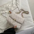 Elegante bolso acolchado blanco crema con cadena dorada y solapa con cierre chic - Blanco