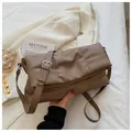Bolso bandolera de cuero suave acolchado en marrón oscuro con correa ajustable - Caqui