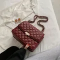 Bolso acolchado granate con diseño de rombos, cierre dorado y correa de cadena - Rojo