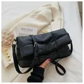Bolso bandolera acolchado de cuero suave negro con correa ajustable y hebilla metálica - Negro
