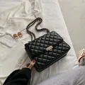 Bolso de hombro negro acolchado con cadena dorada y cierre giratorio de metal - Negro