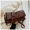 Bolso de hombro minimalista en cuero suave marrón oscuro con correa ajustable - Café