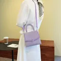 Schicke lila quadratische Tasche mit Glitzersteinen und Leder-Schultergurt - Lila