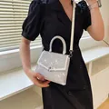 Elegante weiße quadratische Handtasche mit funkelnden Strasssteinen und Riemen - Gebrochenes Weiß