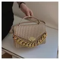 Detail der beigen Plissee-Handtasche mit goldener Kette und fächerförmigem Verschluss - Khaki