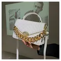 Weiße Handtasche aus PU-Leder mit Faltenoptik, Goldkette und Fächerverschluss - Weiß