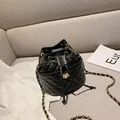 Μαύρη καπιτονέ τσάντα bucket με χρυσή αλυσίδα και κλείσιμο με κορδόνι περίσφιξης - Μαύρο