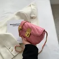 Petit sac bandoulière en cuir rose avec chaîne dorée et pendentif boule - Rose
