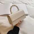 Sac à main beige crème avec texture crocodile et poignée tressée dorée pour femmes - Blanc