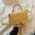 Sac carré jaune clair à motif crocodile avec poignée tressée et finitions dorées - Jaune