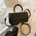 Sac bandoulière noir à motif crocodile avec poignée tissée et finitions métalliques dorées - Noir