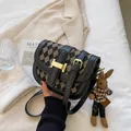 Bolso bandolera retro con estampado de pata de gallo en negro y beige con un conejo - Con Colgante de Conejo / Negro