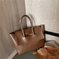 Vintage-Tragetasche in Caramel-Braun aus mattem Leder mit Henkeln und Klappen-Design - Braun