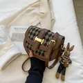 Bolso bandolera vintage de rombos en cuero sintético marrón con colgante de conejo - Con Colgante de Conejo / Marrón