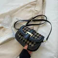 Bolso bandolera elegante de cuero negro con patrón de cuadros marrones y hebilla dorada - Sin colgante / Negro
