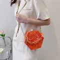 Oranje zeshoekige doostas met geometrische textuur en een parelsluiting detail - Rood