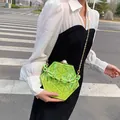 Lichtgroene zeshoekige marmeren boxbag met parelsluiting en grove ketting - Groen