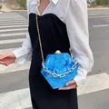Zeshoekige blauwe marmeren doos tas met gouden kettingen en een parelsluiting - Blauw