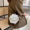 Witte zeshoekige crossbodytas met marmertextuur, parelsluiting en gouden ketting - Broken Wit