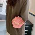 Roze zeshoekige boxtas met marmerpatroon, parelsluiting en gouden metalen ketting - Roze