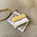 Bolso bandolera elegante con solapa amarilla y cuerpo crema con cadena dorada - Estilo de Color en Contraste Amarillo / Amarillo