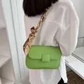 Helle grüne Umhängetasche in Bonbonfarben mit Seidentuch-Kette und quadratischer Schnalle - Grün