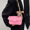 Schicke rosa baguette-tasche mit kettenträger und gemustertem seidentuch detail - Rosa